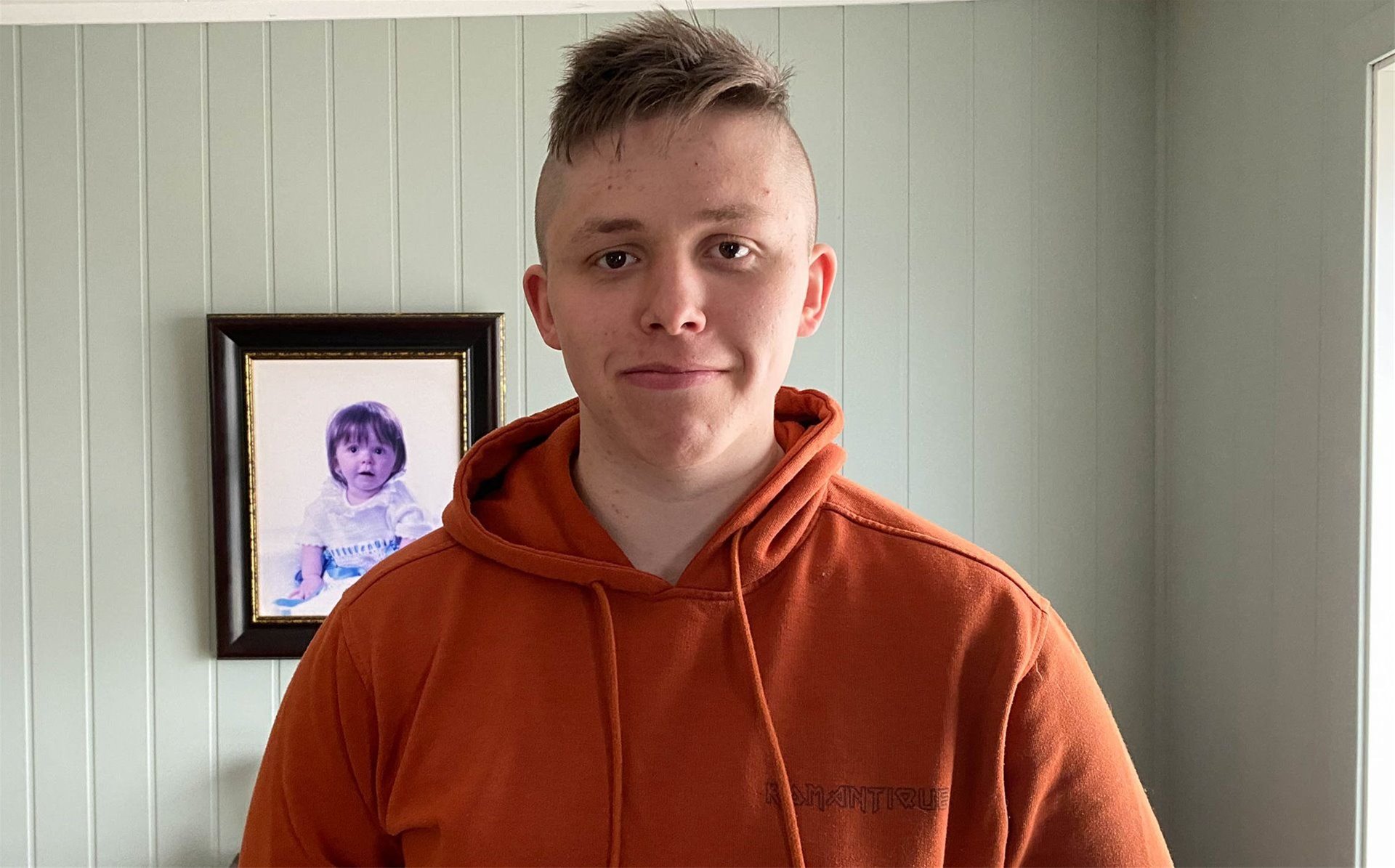 Oddbjørn ser på kameraet. Han har på seg oransje hettegenser